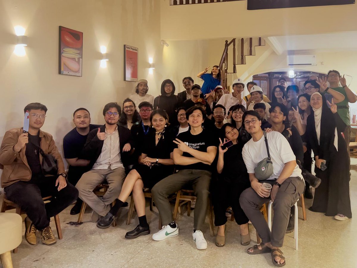 azzamkalakazam's tweet photo. Suasana launching BERSEKUTU DENGAN ZINE dan pemutaran perdana AKIBAT INTERNET BEBAS di Jakarta tadi malam bersama Lazy Sunday Zine.

Terima kasih buat semua yang sudah hadir walaupun menempuh belasan kilo (@adob_ bahkan mesti menempuh 40km)! Seneng banget responnya meriah 😭🙏🏼 https://t.co/QTP8bLOgro