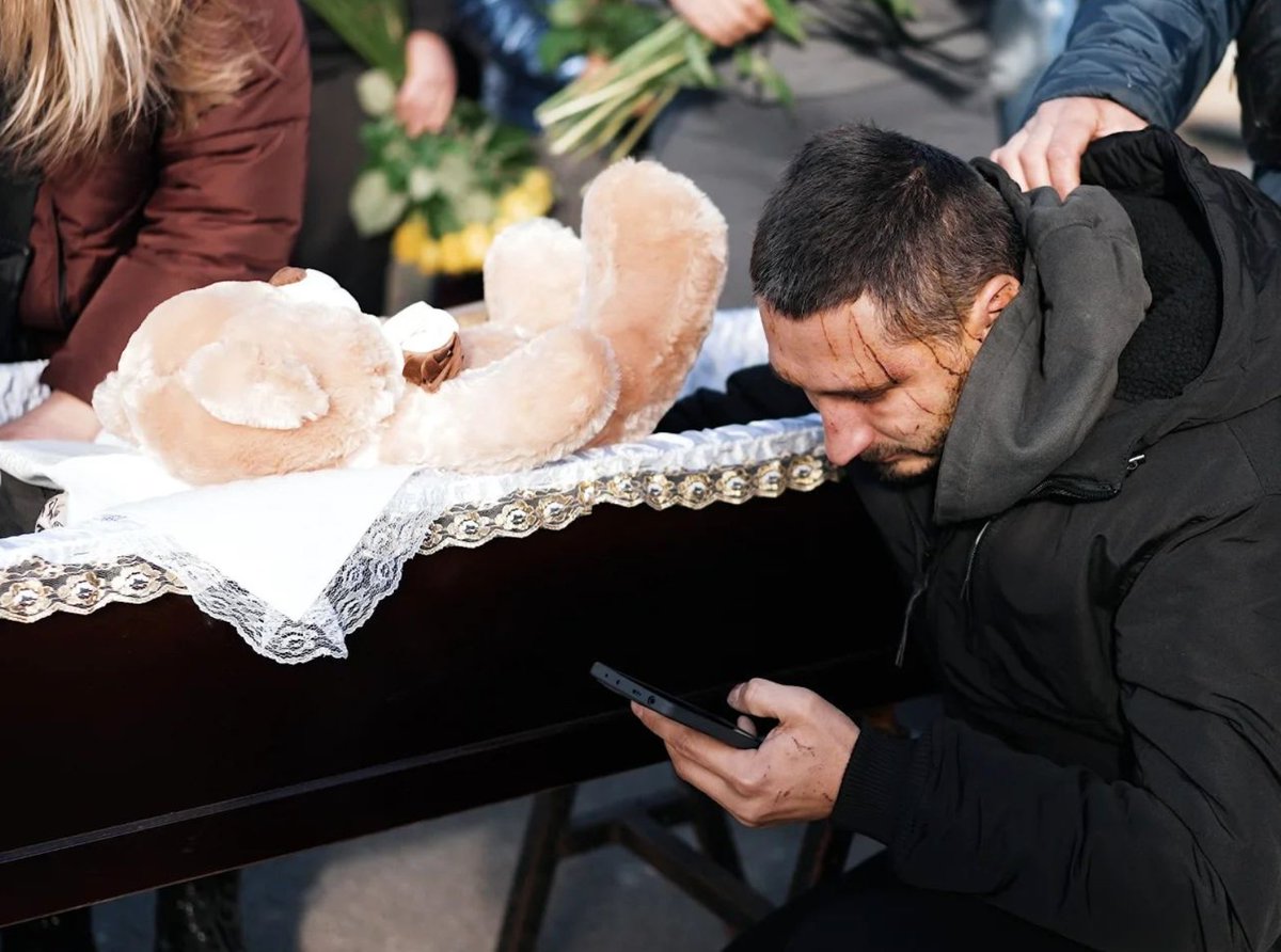 GlushkoDenys's tweet photo. 🕯🧸💔#Kharkiv said goodbye to Mark, an 11-year-old boy who was killed in a Russian glide bomb attack on a residential building on October 30, 2024.

His mother, 36-year-old Tatiana, is now wounded and weak, holding the phone at the hospital. Her husband is standing by their son's coffin and shows him for the last time.

Their home was destroyed by a bomb, and all their hopes and dreams were ruined with it.

People in Ukraine may be used to constant air raids, shelling, explosions, blackouts, but never to the funerals of children. Children who could have become the #Ukraine's future. Children who were killed by #Russia.

📷 Instagram/p.r.o.video