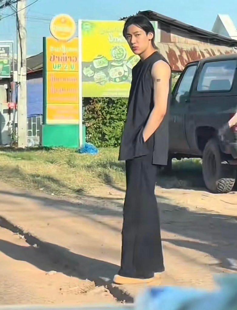 mootyBB's tweet photo. ไม่ ละนี่คือยืนรอข้ามถนนนะหนิ เริ่ดเว่อ555555

#BamBamxROUNDinLaoPDR https://t.co/LNBwLWjJEm