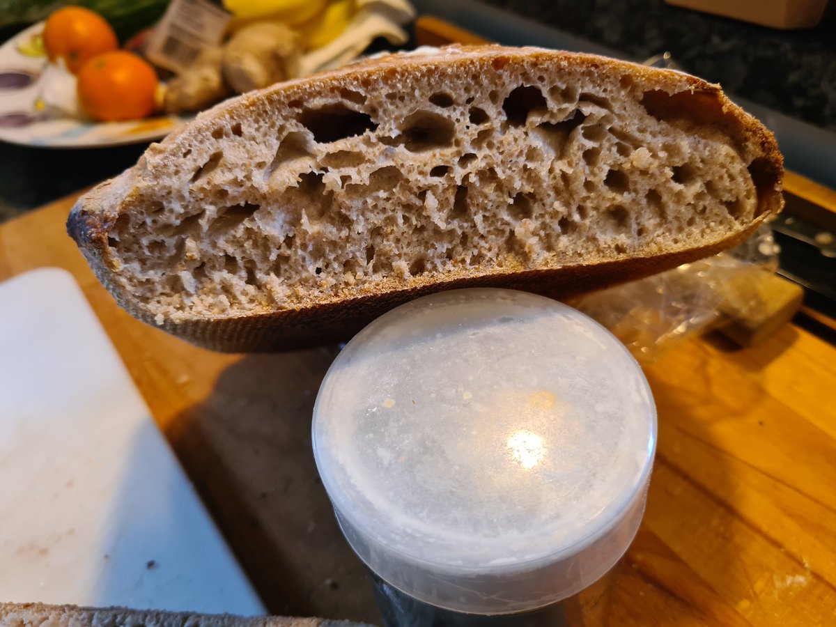 Mijn eerste zuurdesem broodje! Het deeg was te nat waardoor het rijzen niet optimaal ging. Maar het ziet er oké uit en de smaak is heerlijk! De starter is gemaakt met half roggemeel half bloem, het deeg met 300 gr bloem en 200 gr volkoren meel. Alles biologisch van de molen.