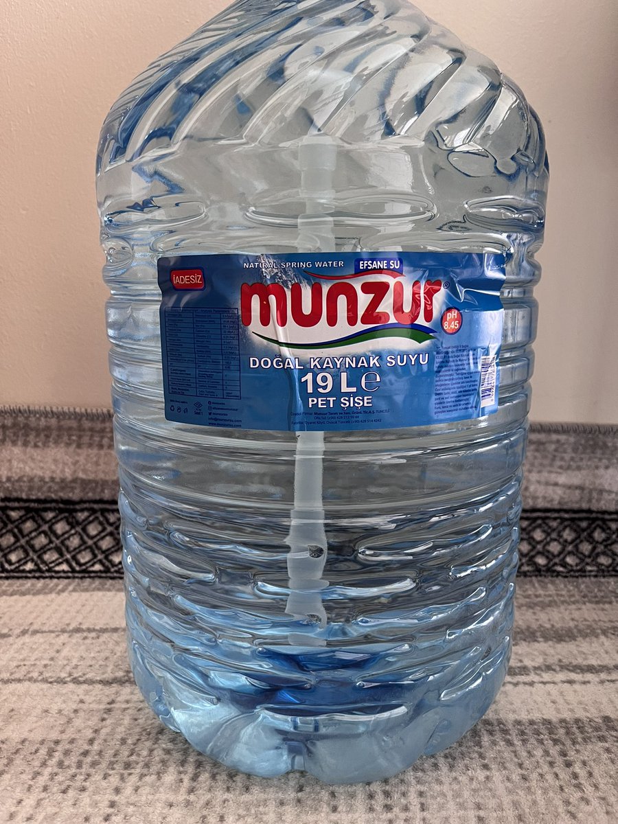Sedacucuu's tweet photo. Babam Alevi atak geçirip Munzur’dan Uşak’a 19L su getirmiş. 
Su içeceği zaman “Munzur’dan bi tas su verin de ölem” diye bağırıyor)) https://t.co/AwhjT9LW5c