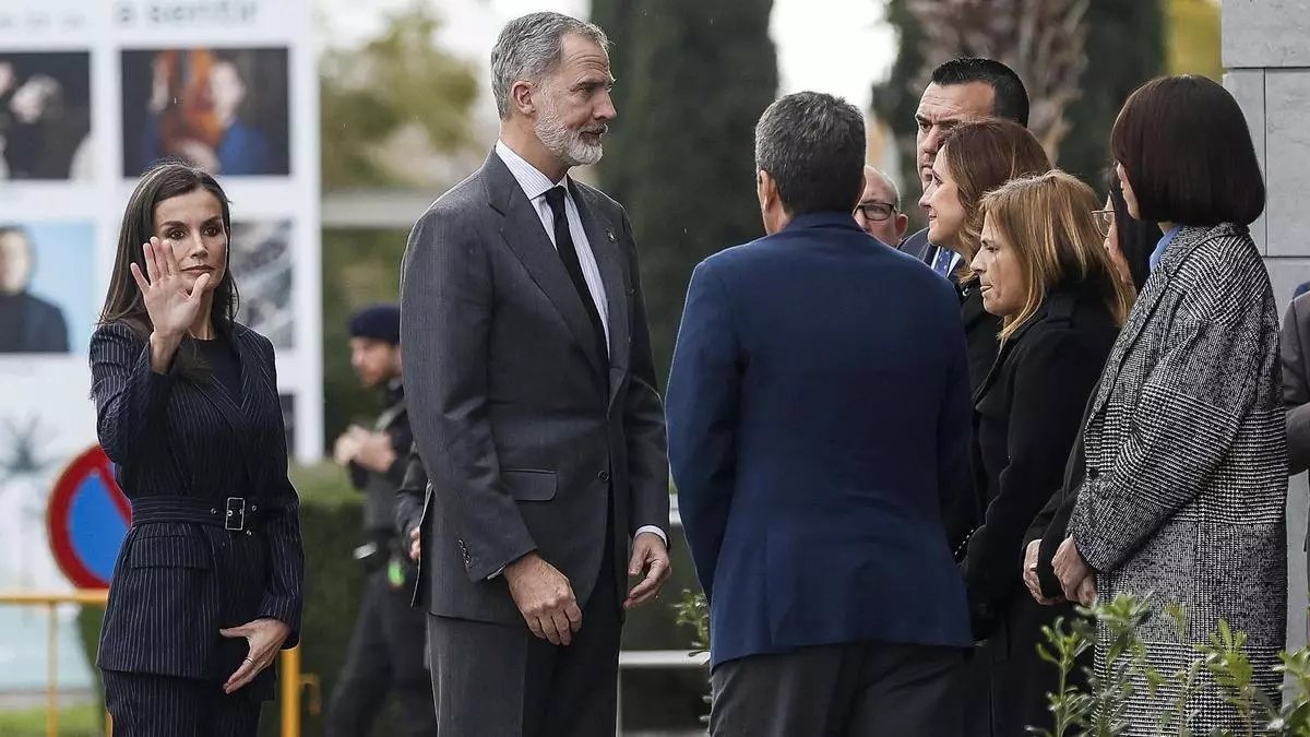 🔴 #ULTIMAHORA | Los Reyes visitan Paiporta y Chiva, dos de los pueblos más afectados por la DANA y se muestran contundentes: "Ya podríais haberle dado un manguerazo al suelo que está todo lleno de barro y mira como me estoy poniendo los zapatos"