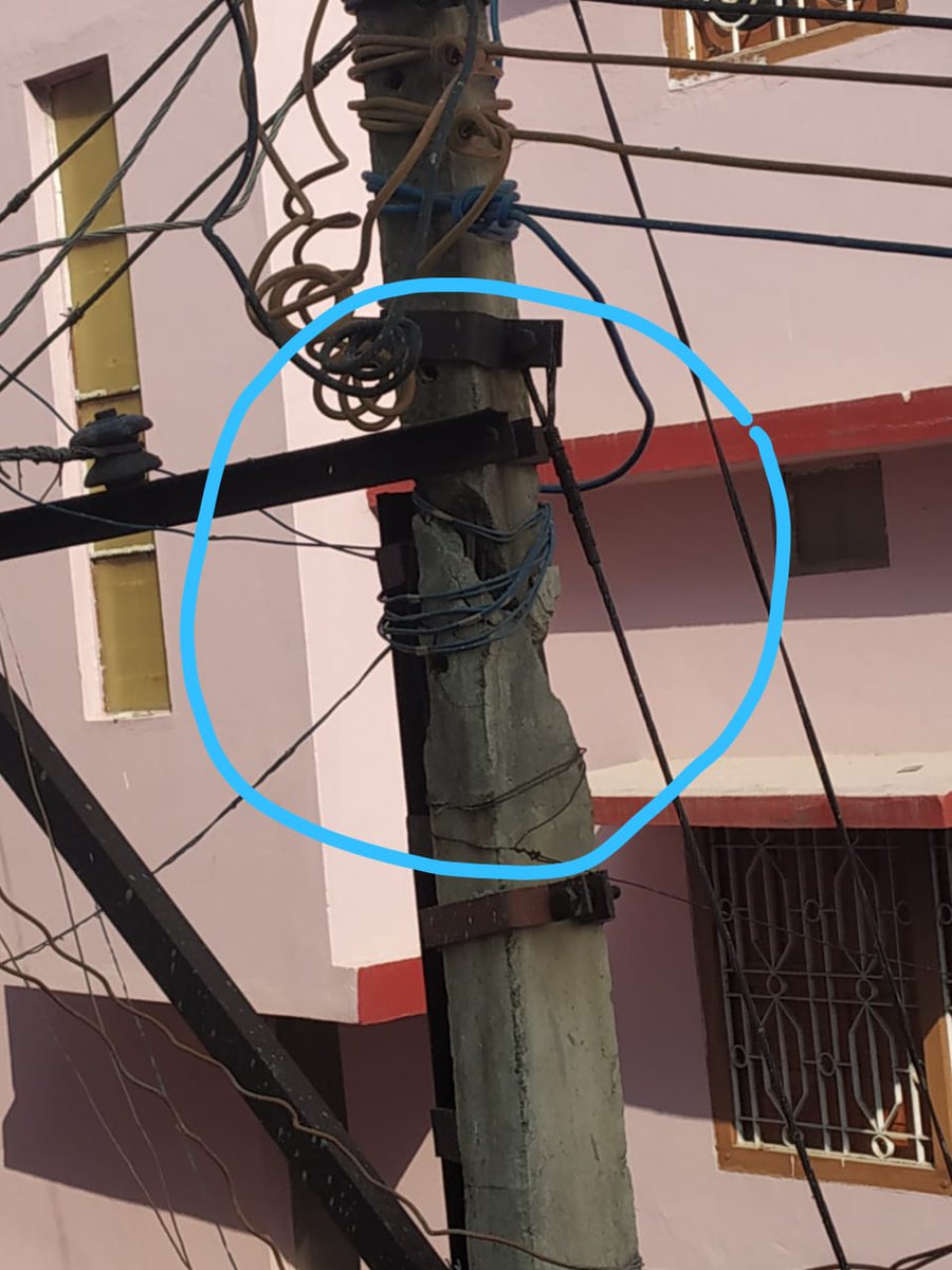 sir_omkar7's tweet photo. यह तस्वीर आनंदपुरी मोहल्ला, हजारीबाग की है। बिजली का पोल टूटा हुआ है, मैने कई बार इसकी शिकायत की परन्तु कोई कार्यवाही नहीं हुआ। कभी भी कोई दुर्घटना हो सकती है। कृपया इसका समाधान समय रहते करवाए। @Manishjhzb @HemantSorenJMM @md_jbvnl @JbvnlQ https://t.co/dkKRwDRpEa