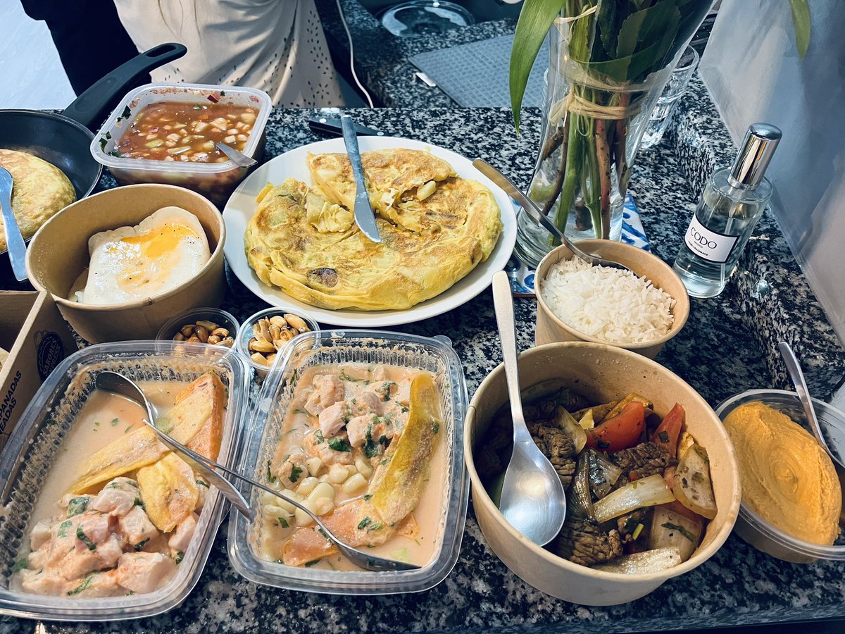 This is what it looks like when friends from 10 different countries gather. 👀

#Caturday
