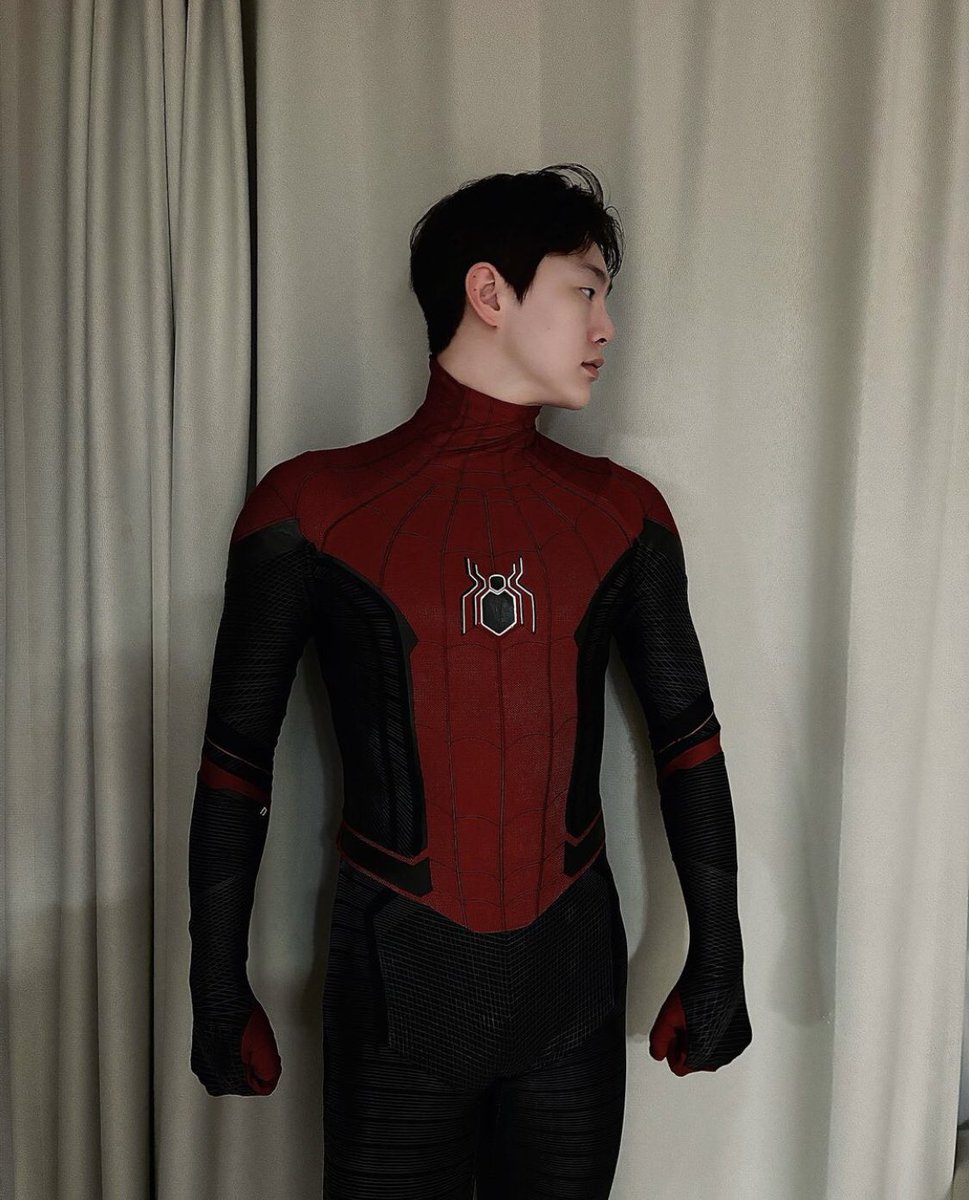 k__omuroIa's tweet photo. news flash. spiderman is actually asian, good looking one too.😎 https://t.co/lETszSJXHT