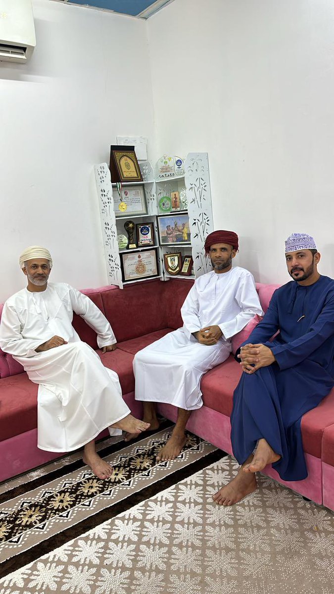 alsur2020's tweet photo. قامت إداريو فريق السور بزياره للإطمئنان على حاله الفاضل علي بن سعيد الشحي وذلك بعد إجرائه لعمليه بسيطه .. وتبشركم أبو أحمد في أتم الصحه والعافية ، ويتمنى أهالي وإداره فريق السور الرياضي بالشفاء العاجل لأبو أحمد ❤️❤️❤️ https://t.co/BgXbnj6668
