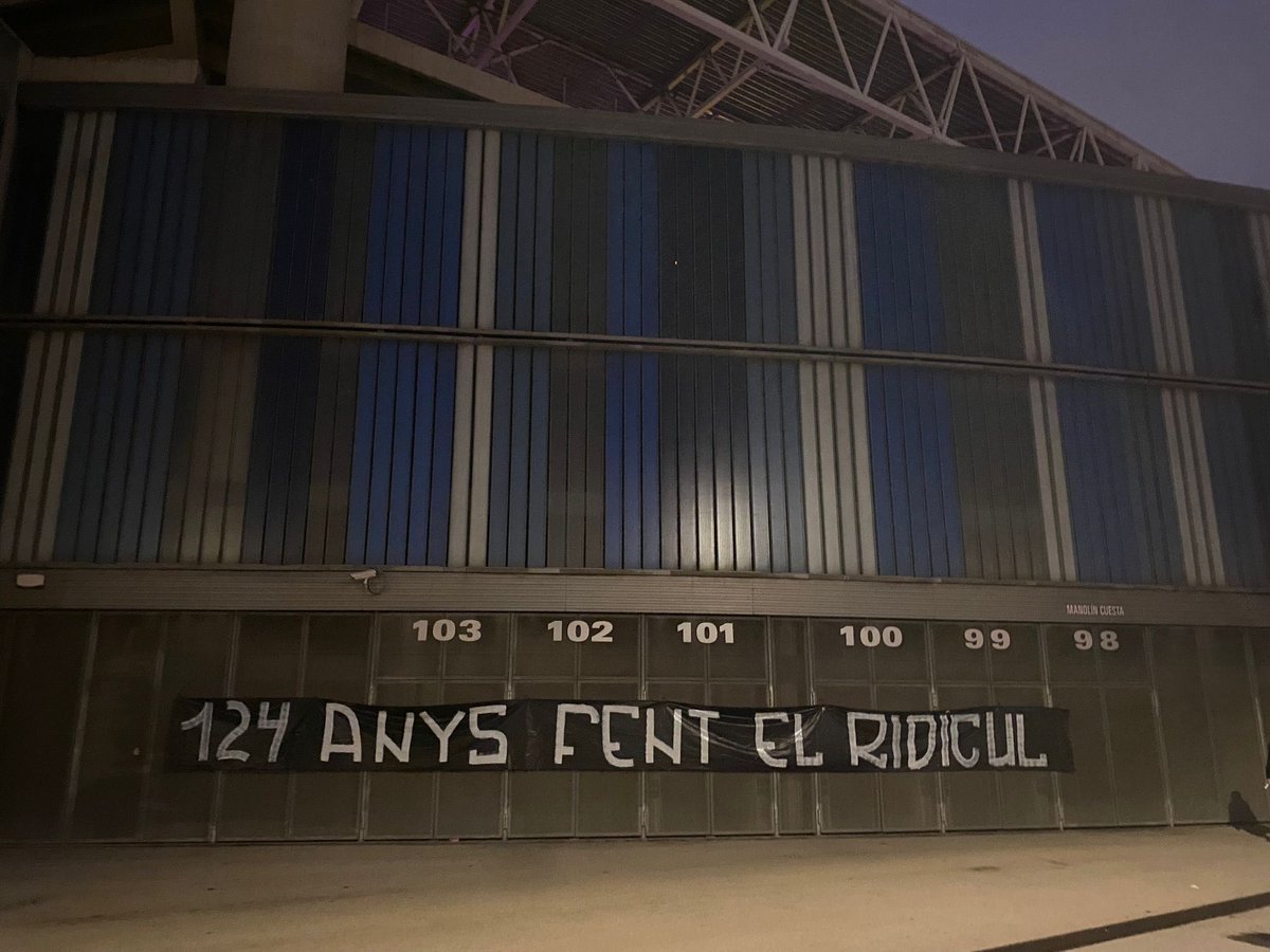 Dato 1: la grada de joven del #RCDE envía 4 tráilers de ayuda humanitaria a Valencia.

Dato 2: esta noche ultras del Barça han colgado esta pancarta donde estaban recogiendo esa ayuda.

Me da igual si nos meten 7. Hoy ya hemos ganado el derby que nunca debería jugarse.