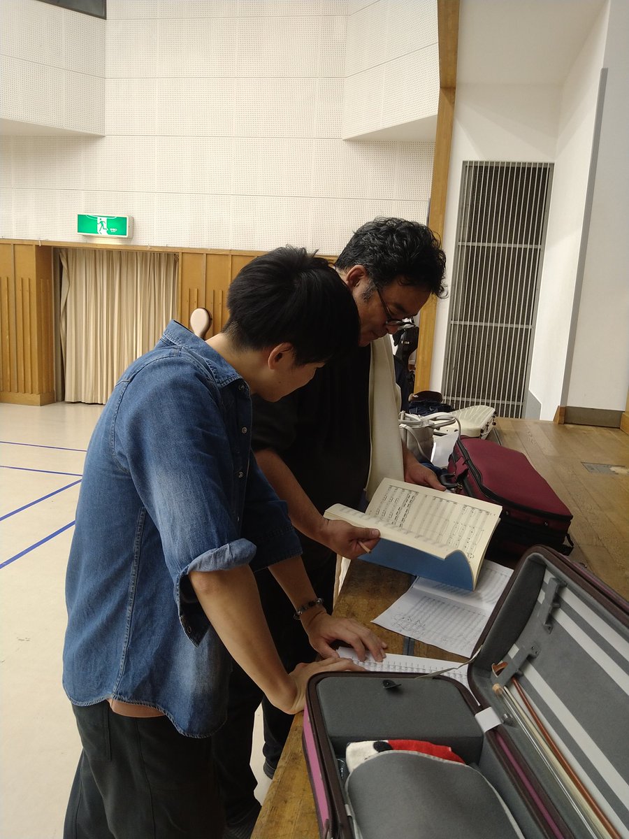 Kandai_OB_orch's tweet photo. シューベルト未完成交響曲は2楽章までの曲ですが、作曲家本人のスケッチに基づく「第3楽章」を今回の演奏会用に委嘱！

今日は委嘱させていただいた三村総撤さんに、直接指揮をしていただきました🤗

曲のイメージや弾き方など随所に教えていただき、私達も気持ちが乗ってきました✨本番が楽しみです！ https://t.co/C43p9tbYkK