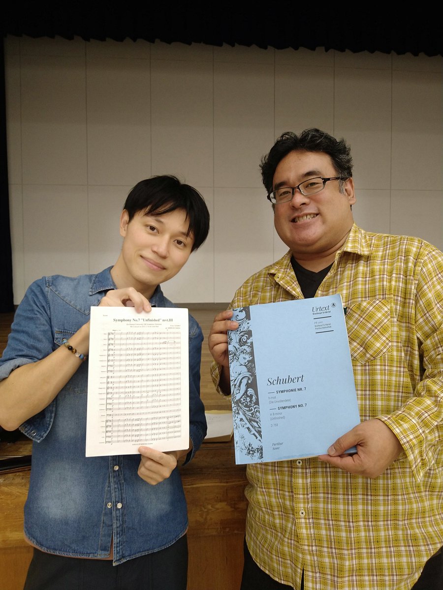 Kandai_OB_orch's tweet photo. シューベルト未完成交響曲は2楽章までの曲ですが、作曲家本人のスケッチに基づく「第3楽章」を今回の演奏会用に委嘱！

今日は委嘱させていただいた三村総撤さんに、直接指揮をしていただきました🤗

曲のイメージや弾き方など随所に教えていただき、私達も気持ちが乗ってきました✨本番が楽しみです！ https://t.co/C43p9tbYkK