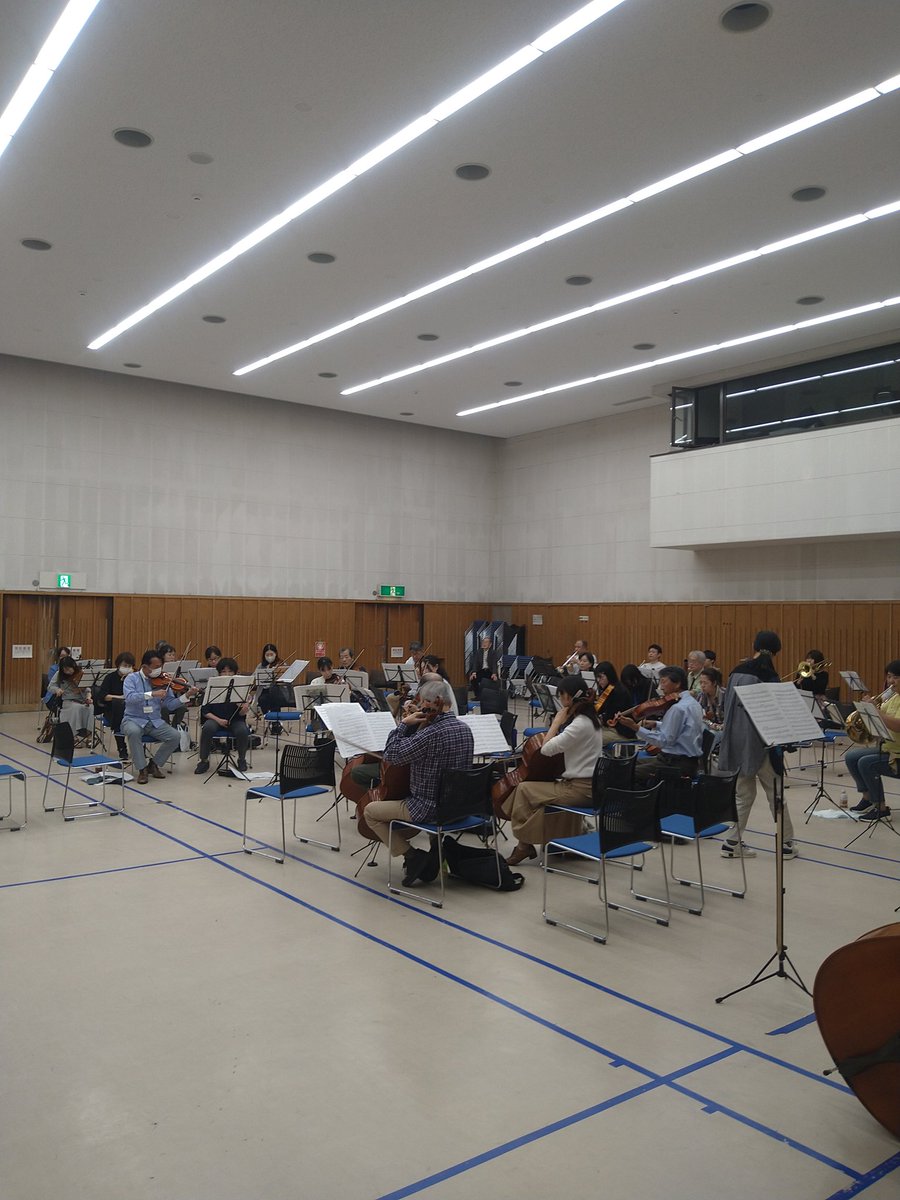 Kandai_OB_orch's tweet photo. シューベルト未完成交響曲は2楽章までの曲ですが、作曲家本人のスケッチに基づく「第3楽章」を今回の演奏会用に委嘱！

今日は委嘱させていただいた三村総撤さんに、直接指揮をしていただきました🤗

曲のイメージや弾き方など随所に教えていただき、私達も気持ちが乗ってきました✨本番が楽しみです！ https://t.co/C43p9tbYkK