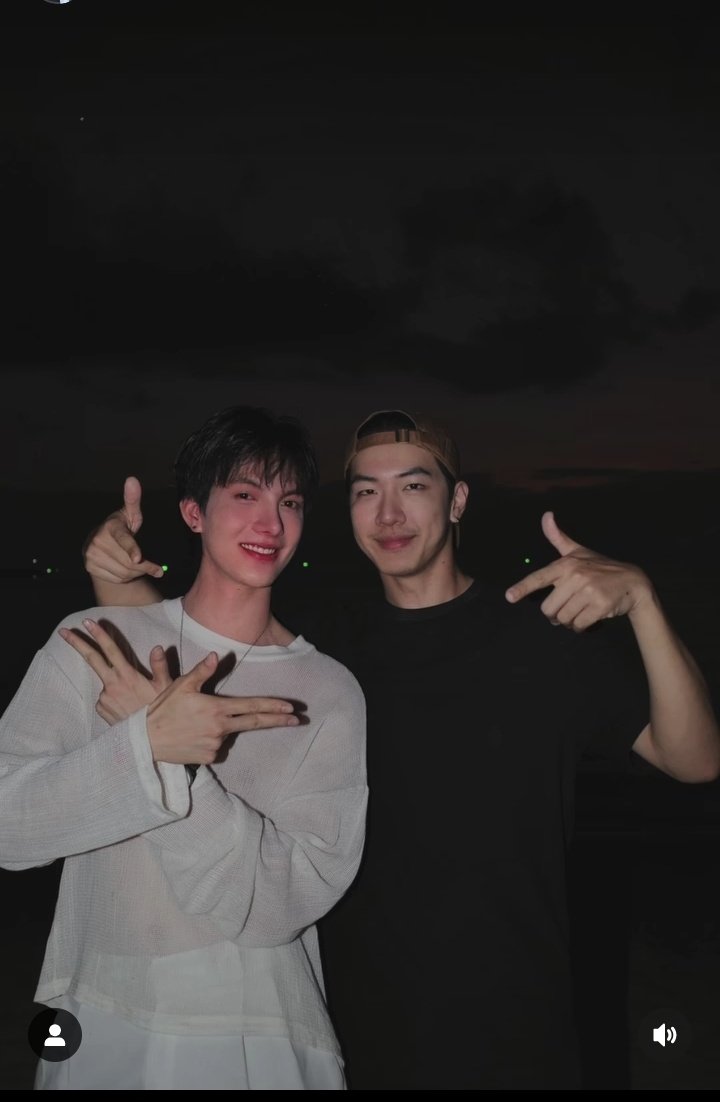 8Stay0325's tweet photo. Crying, screaming and throwing up 🥹 Can't believe it's happening... The way Pong started sailing his own ship alone, always being the eternal nong. He fought for two years to now be Tong's special person 🤍🤍 so happy for them

#PongTong #TongThanayut #pong_psk #พงต๋อง https://t.co/vQ59I8xvHc