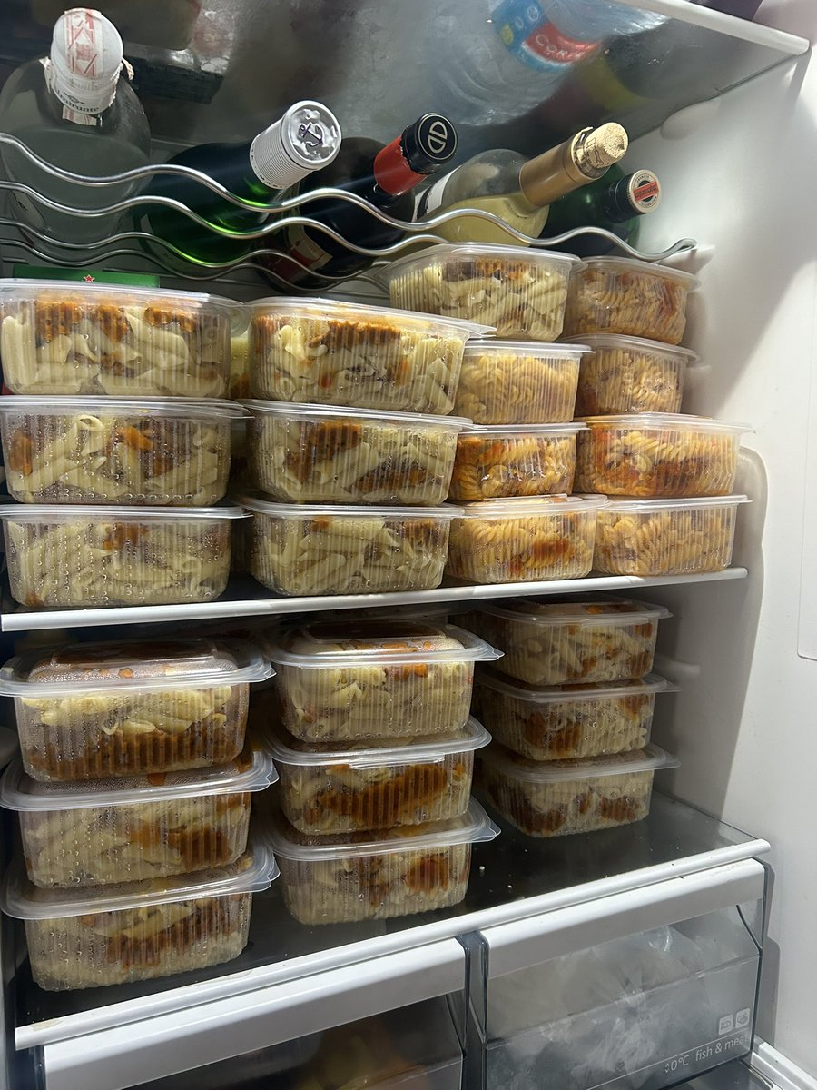 Alguien sabe donde puedo entregar las raciones de comida preparadas en Valencia? Es importante que se distribuyan lo más pronto posible para que no se pongan malas. Hay comida sin gluten! 
Avisen porfaaa!!!
#DANA