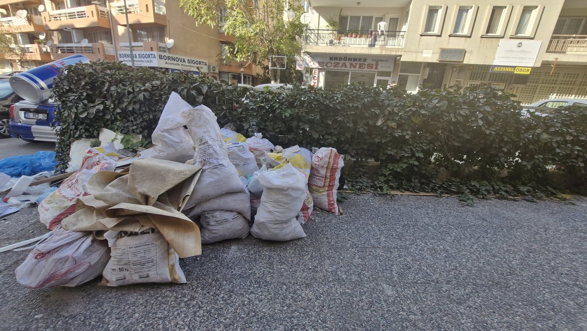 clkarasozge's tweet photo. @bornovabld @omereskichp aylardır burasi bu halde . Defalarca talep oluşturdum. Ne zaman toplanacak burası.  Toplanmadikca çöp miktarı artiyor. https://t.co/fxDj4m8uyC