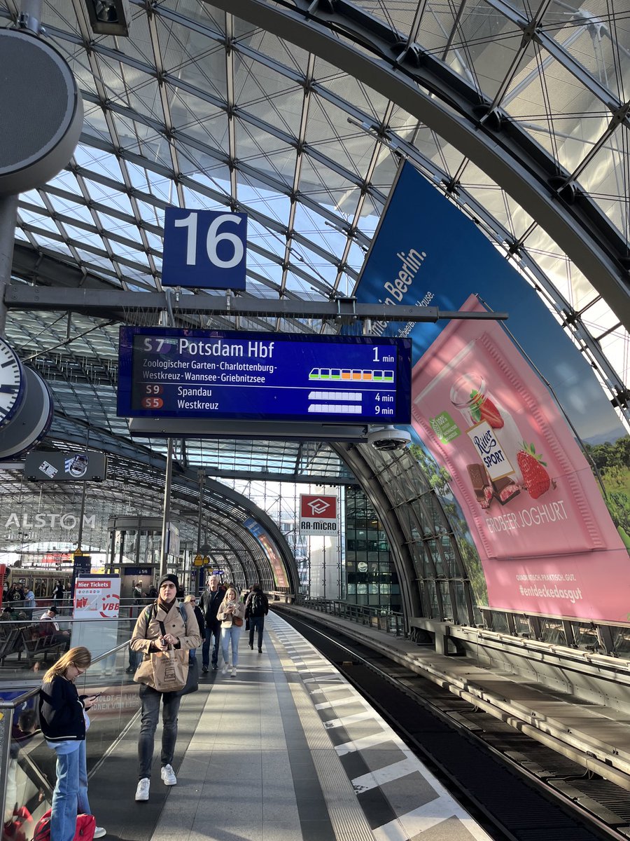 Some train station displays in Berlin now indicate roughly how many people are in each waggon. Does anyone know how this information is gathered?