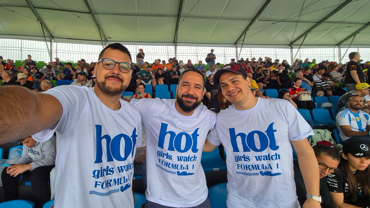 darrudanoo's tweet photo. Hot Girls watch Formula1. #BrasilianGP #F1 #Interlagos #chuvaecaos https://t.co/YdKbZUjboq