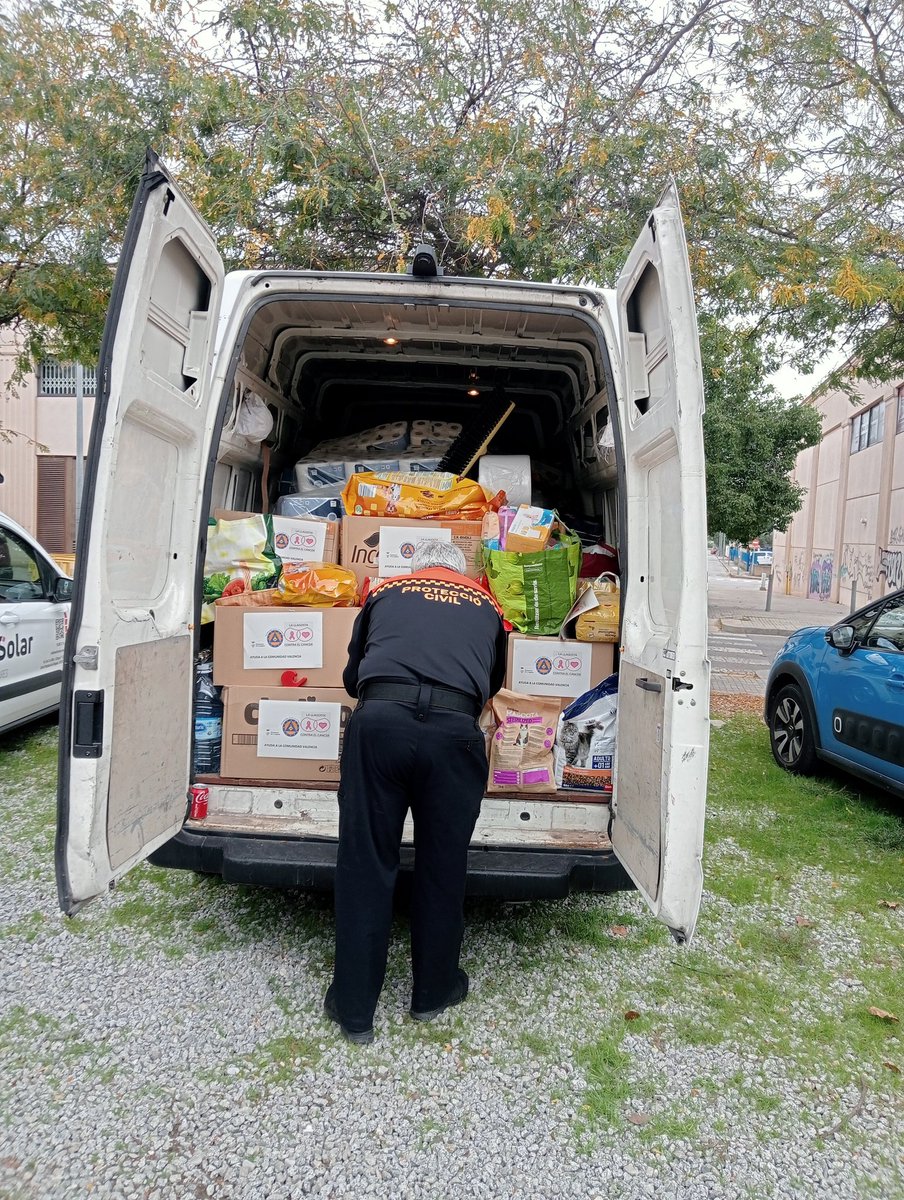 Ayer colaboramos con el Ayuntamiento de La Llagosta y la Asociación contra el Cáncer de La Llagosta, en la recogida de alimentos y productos de higiene personal, para los afectados por la DANA en Valencia.