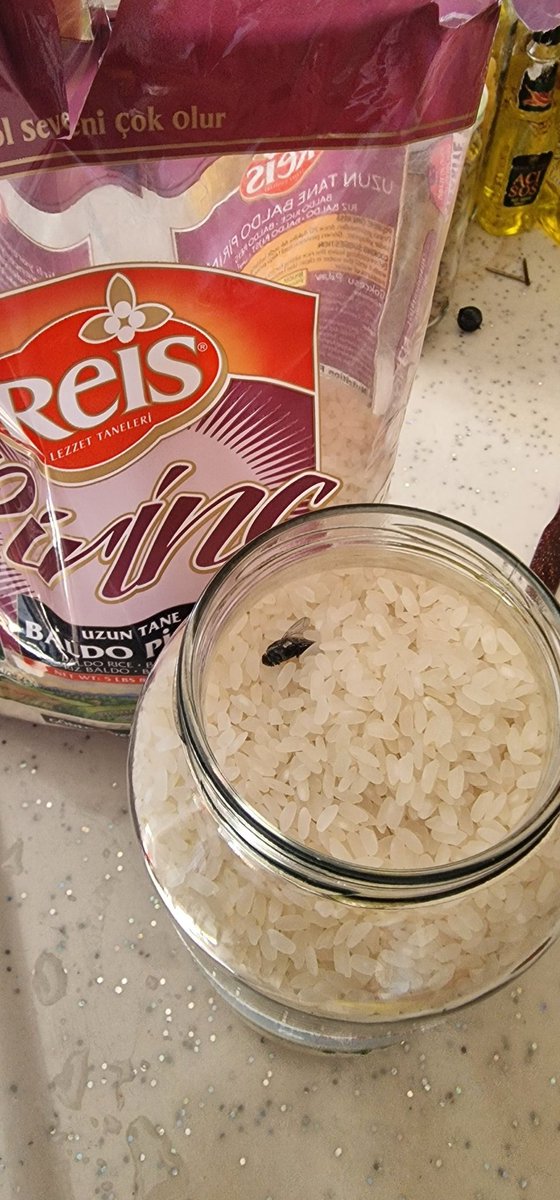 ataycem's tweet photo. Marketten aldığım paketten sinek çıkması 🤔 @reisholding Firmaya yakışmayacak bir durum ve kesinlikle kabul edilemez. https://t.co/1mvD2ZQFM4