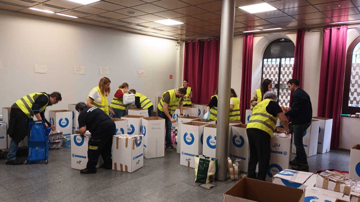 📢 Fins a les 20 h d’avui, la Casa de la Vila està oberta per recollir aliments pels afectats de la #DANA. Sobretot, es demanen aliments i no roba. 💪🛒 #Badalona