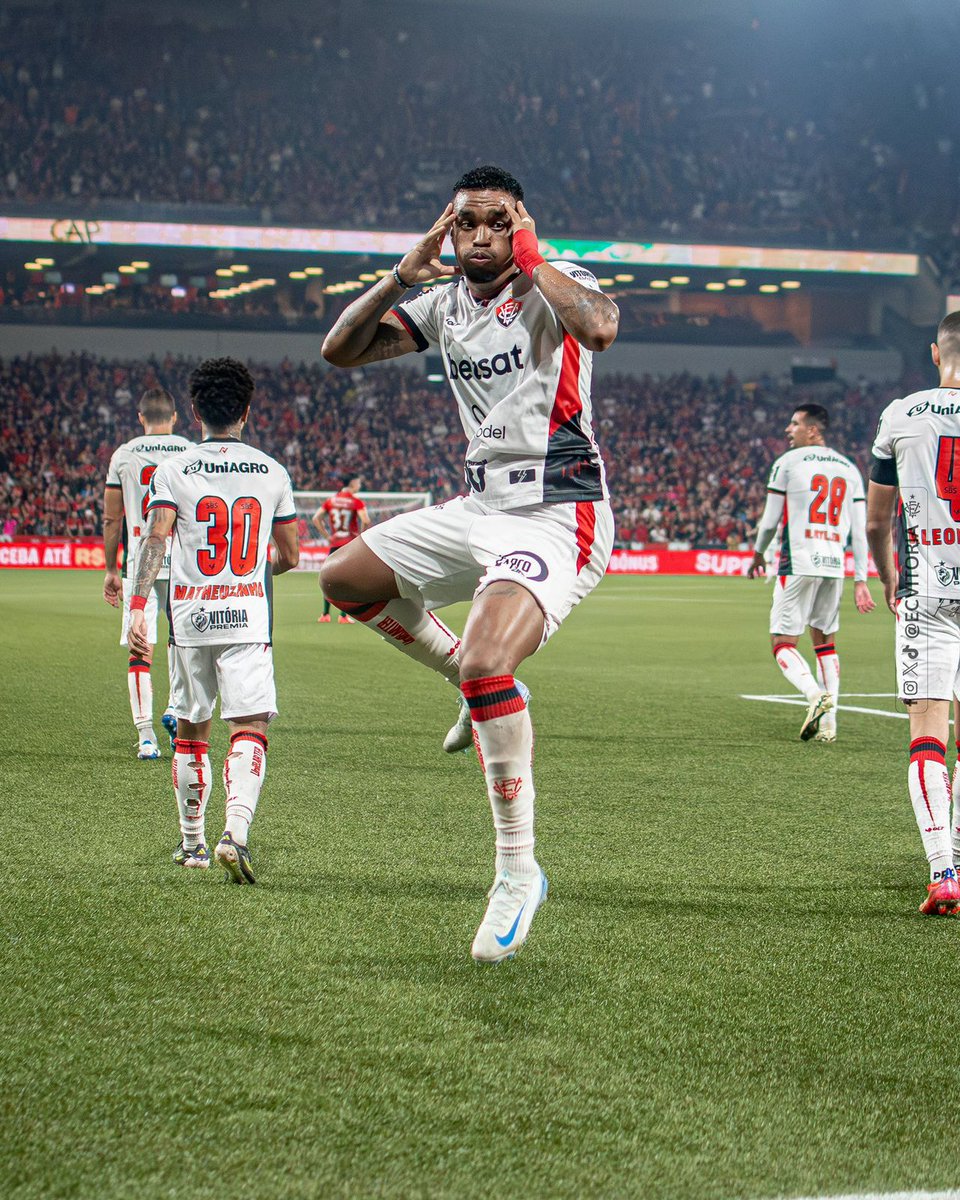 a_lliu's tweet photo. Vitória é pra quem acredita ❤️🖤🦁 https://t.co/Su7I8Pcq2Z
