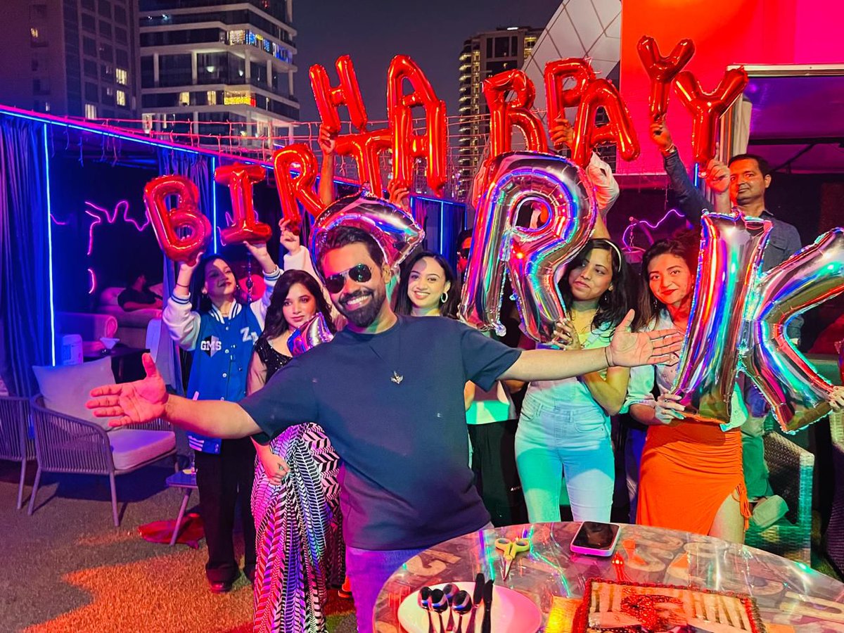 SRKUniverse's tweet photo. SRK fans from #UAE Celebrated #SRKDAY With cutting cake, SRK Pose &amp; all the love for King Khan 👑 

#HappyBirthdaySRK #SRK59 #King #ShahRukhKhan @SRKUniverseUAE @iamsrk https://t.co/E4k4j0PVIh