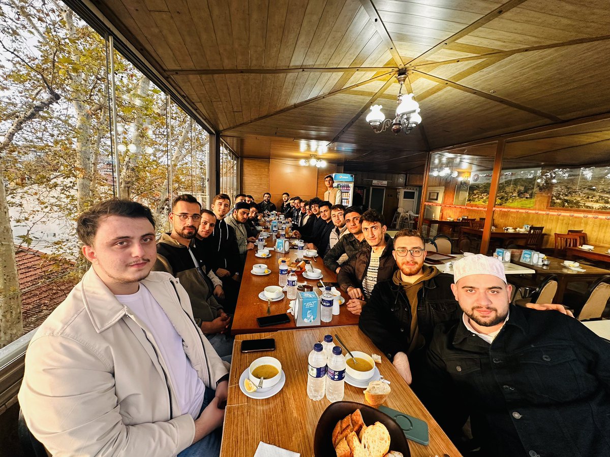 mburaksarman's tweet photo. 📍Eyüp Sultan Camii

Üniversite Teşkilatımızla beraber #SabahaİzBırak diyerek sabah namazında bir araya geldik. 🫂

Akabinde haftalık toplantımızı genel merkezimizde icra ettik. 📝

#KampüslerBizeEmanet https://t.co/cm8Ahac5Ci