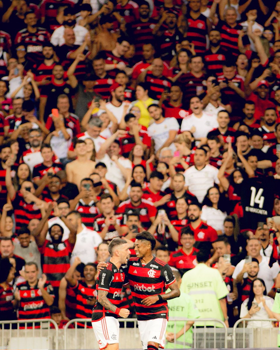 Flamengo's tweet photo. Hoje não existe "eu".
Existimos NÓS.
Existe o NOSSO MANTO SAGRADO.
#PELOPENTA.

📸 Adriano Fontes / CRF
#VamosFlamengo #CRF