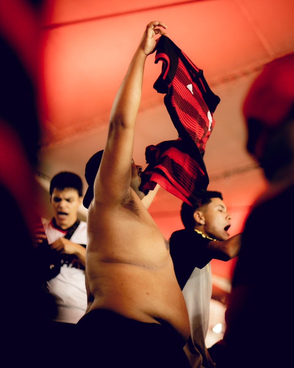 Flamengo's tweet photo. Hoje não existe "eu".
Existimos NÓS.
Existe o NOSSO MANTO SAGRADO.
#PELOPENTA.

📸 Adriano Fontes / CRF
#VamosFlamengo #CRF