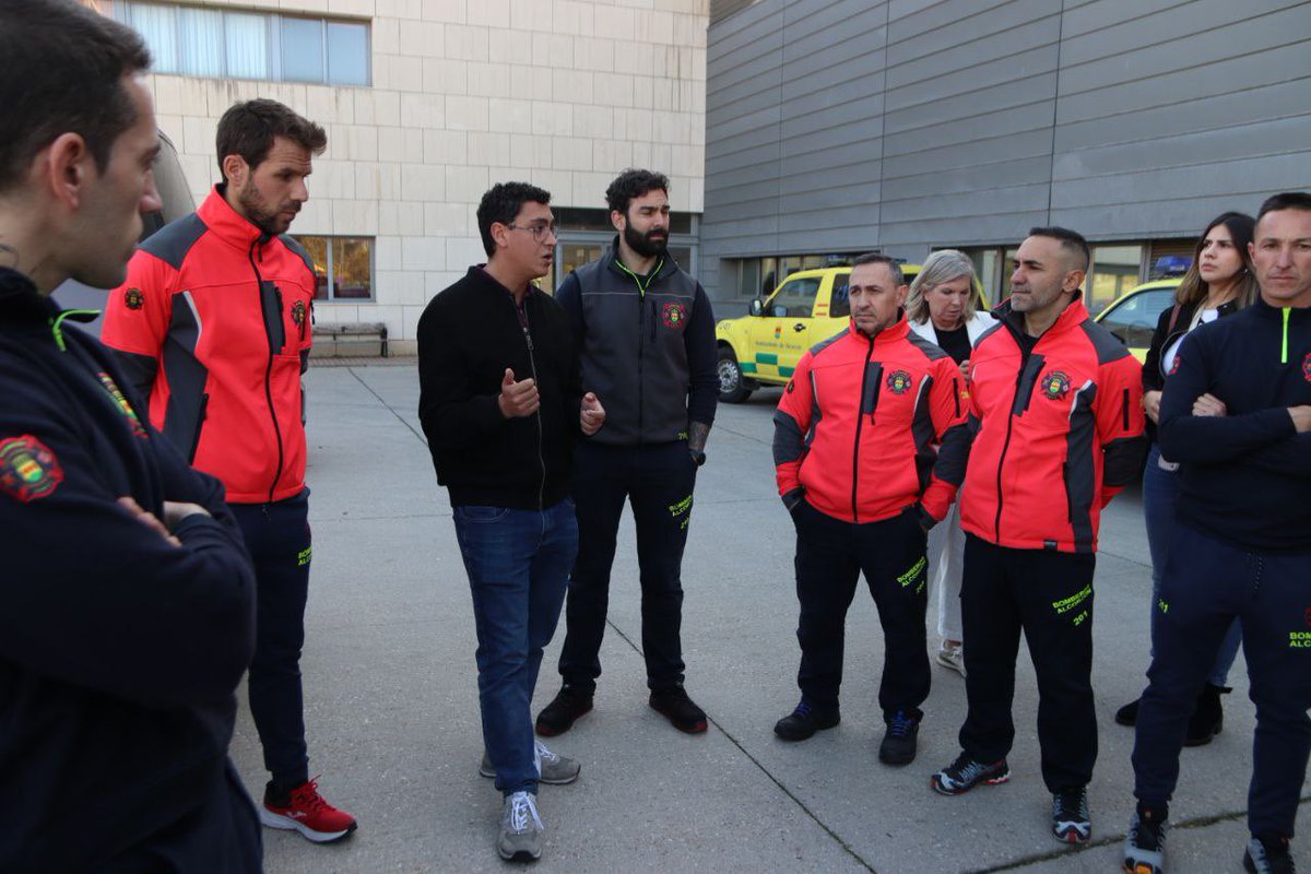 DavidLopezAlc's tweet photo. ℹ️ Sale el segundo grupo de voluntarios del cuerpo de bomberos de #Alcorcón. Nuestro eterno agradecimiento por vuestra profesionalidad y vuestro compromiso ante esta catástrofe climática. 

Desde lo público y lo colectivo podremos enfrentar esta emergencia. https://t.co/59KoawbmkK