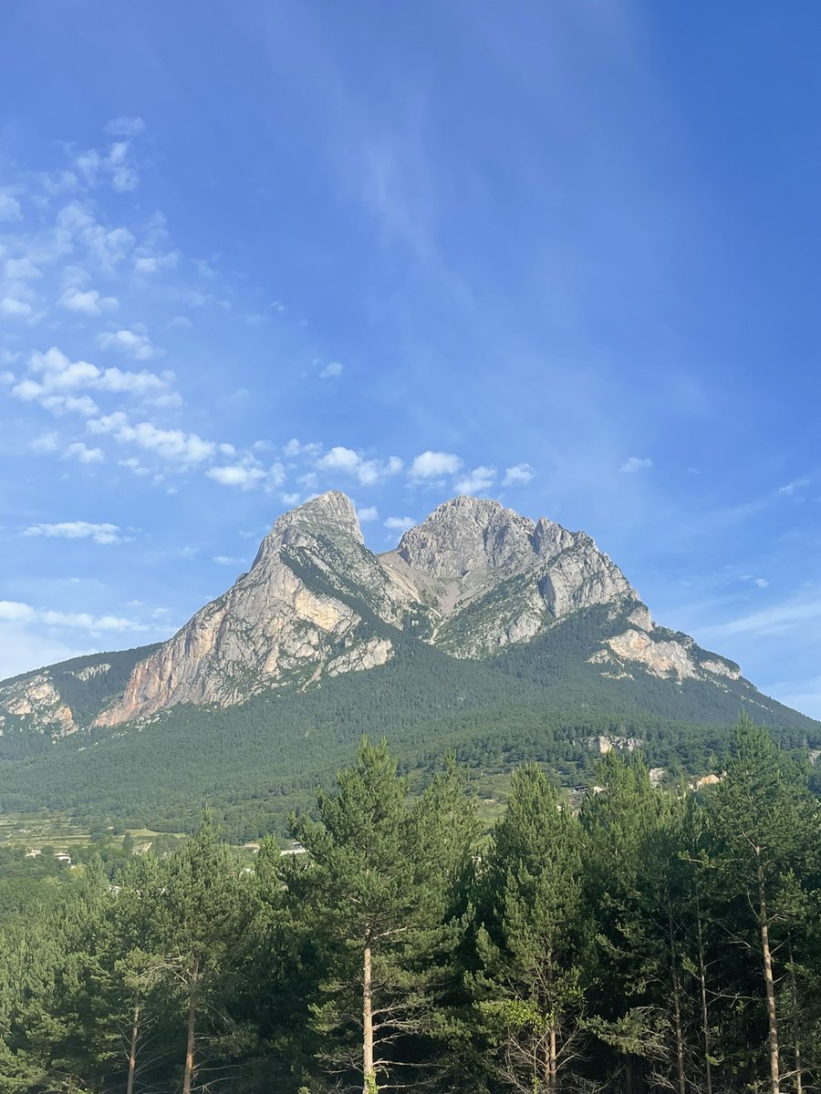 PyrenesRepublic's tweet photo. Una de nuestras cimas favoritas, Pedraforca ⛰️ https://t.co/sS6xdJWIeI