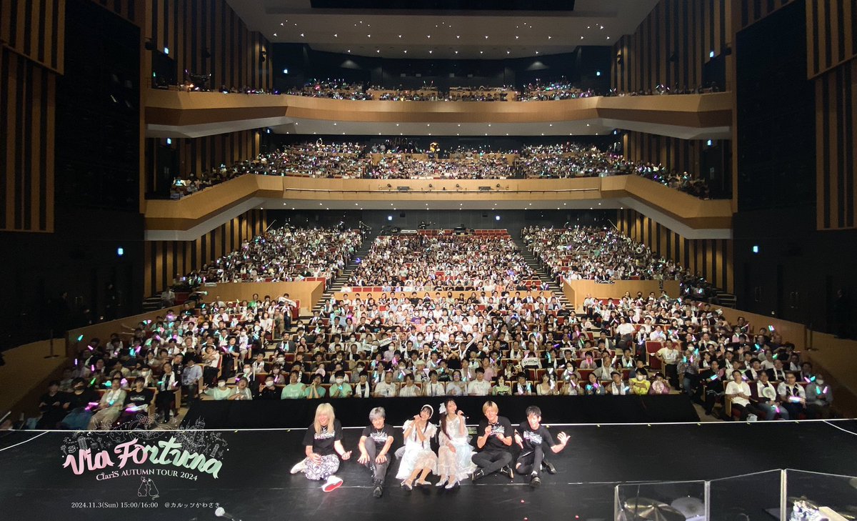 ClariS_Staff's tweet photo. カルッツかわさき2日目🥰
ありがとうございました〜〜🎶

#ClariS_ViaFortuna も、いよいよ千秋楽のみになりました✨️
一つ一つ噛みしめていたからとっても濃かったけど、あっという間だったような、まだ少し夢の中にいるような気がしています😌

大きな幸せと素敵な景色とメッセージ、大阪に向けて素敵なプレゼントをたっくさん私たちに届けてくれてありがとう♡(´˘`๑)

どうぞクララ･カレンの2人のClariSを最後まで一緒に彩ってください🌈☀️

🐰クララ･カレン🐱

#ClariS 
#ClariS_BAND 
#クロッシー 🎩
#HIRO 🥁
#中尾ちゃん 🎹
#陽介 🎸
#ClariS_BAND最高 
#みんな大好きだよ