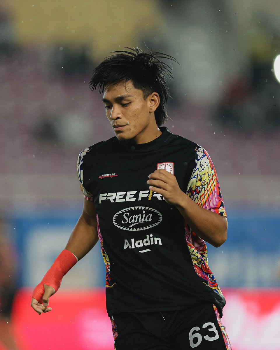 persisofficial's tweet image. Sentuhan akhir sebelum memulai laga. ⌛️🔴

#AladinxPERSIS | #PERSISPSS