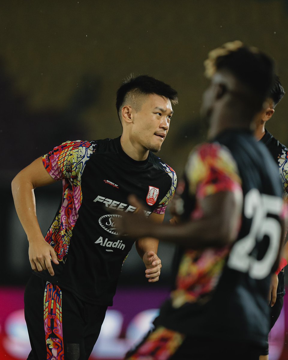persisofficial's tweet image. Sentuhan akhir sebelum memulai laga. ⌛️🔴

#AladinxPERSIS | #PERSISPSS