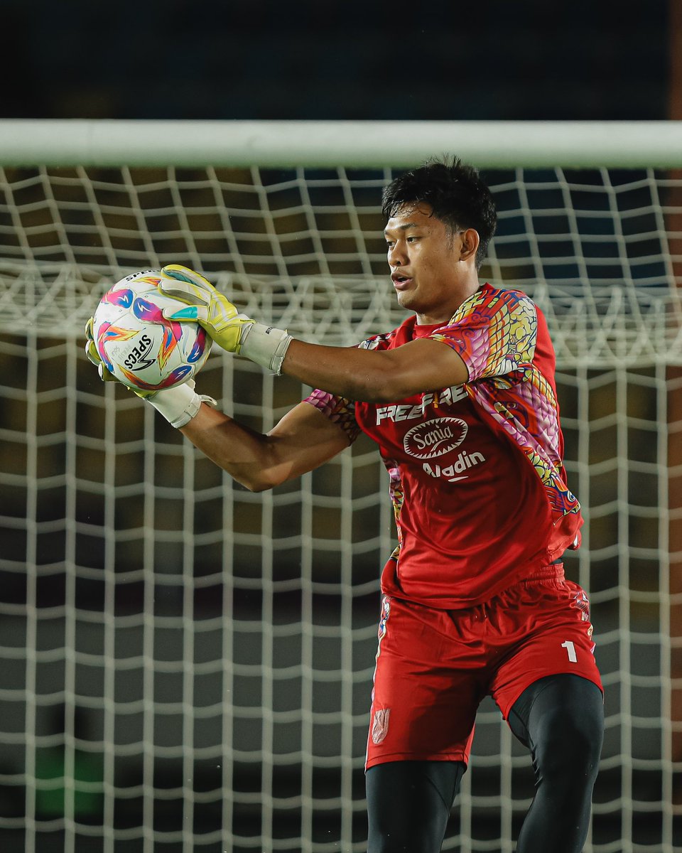 persisofficial's tweet image. Sentuhan akhir sebelum memulai laga. ⌛️🔴

#AladinxPERSIS | #PERSISPSS