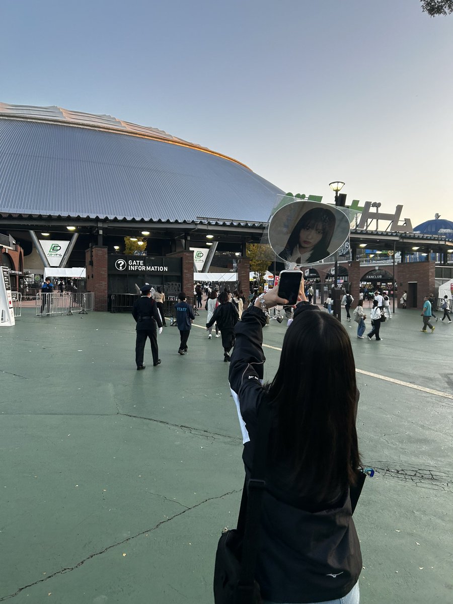 yasarakix's tweet photo. 娘とMISAMOのライブ。
ミスチルのライブとは文化が違って戸惑う事がたくさん。
会場がドームだから薄着でいったけど、ベルーナドームは半分屋外でメチャ寒く、動いて体を暖めるためノリノリおじさんに。 https://t.co/2zZTWoAnp6