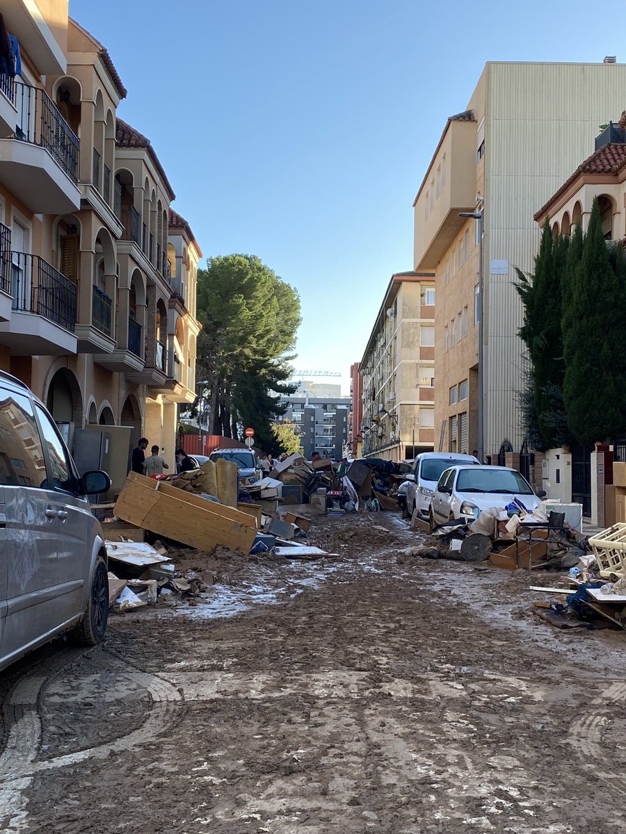 MartaMarcos5's tweet photo. Algemesí no sale en los telediarios y necesitan muchísima ayuda. No ha llegado casi ayuda del Ejército. Hacen falta más manos. Los vecinos lo agradecen enormemente. También Guadassuar, Almussafes, Alcúdia… pueblos más alejados de València. 🙏🏻 NO HA LLEGADO EL EJÉRCITO. https://t.co/st96rfyUgV