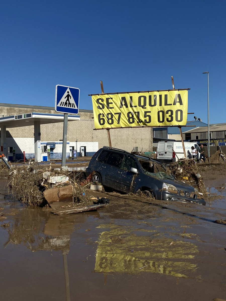 MartaMarcos5's tweet photo. Algemesí no sale en los telediarios y necesitan muchísima ayuda. No ha llegado casi ayuda del Ejército. Hacen falta más manos. Los vecinos lo agradecen enormemente. También Guadassuar, Almussafes, Alcúdia… pueblos más alejados de València. 🙏🏻 NO HA LLEGADO EL EJÉRCITO. https://t.co/st96rfyUgV