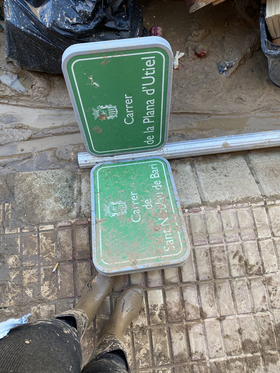 MartaMarcos5's tweet photo. Algemesí no sale en los telediarios y necesitan muchísima ayuda. No ha llegado casi ayuda del Ejército. Hacen falta más manos. Los vecinos lo agradecen enormemente. También Guadassuar, Almussafes, Alcúdia… pueblos más alejados de València. 🙏🏻 NO HA LLEGADO EL EJÉRCITO. https://t.co/st96rfyUgV
