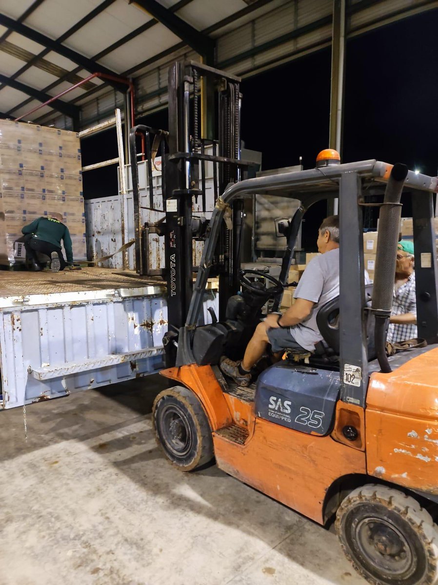 guardiacivil's tweet photo. Personal del #GrupoDeCaballería que se traslada a #Valencia a reforzar el despliegue han aprovechado el viaje para llevar alimentos y enseres para ayudar a los damnificados por la #Dana https://t.co/oxRSA27mjD