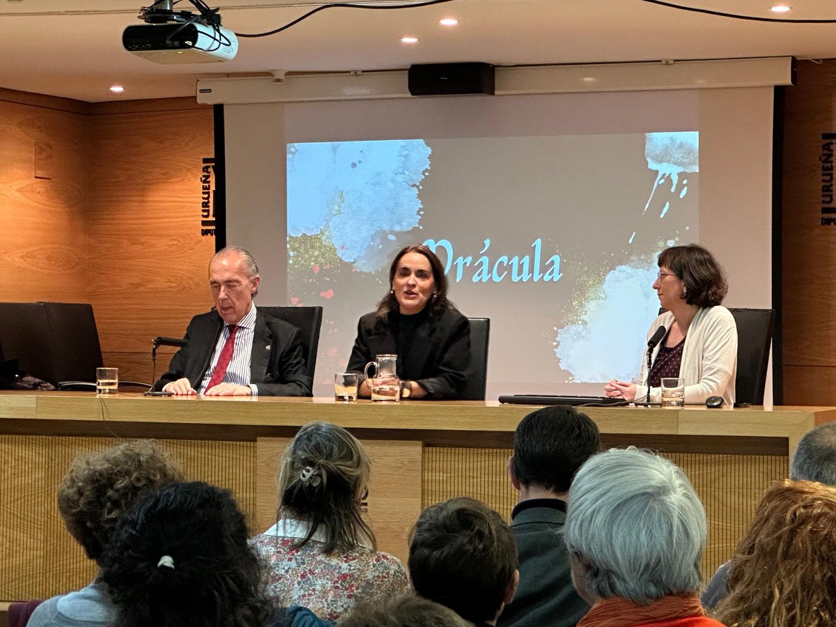 EditorDemeter's tweet photo. Más imágenes de la tarde de ayer en #Urueña. 
Junto a don Luis Alberto de Cuenca, Alicia Martiño y Laura Martín.
Gracias a todos los asistentes. https://t.co/oH68crd0Na
