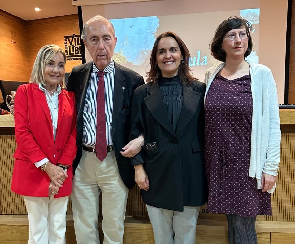 Más imágenes de la tarde de ayer en #Urueña. 
Junto a don Luis Alberto de Cuenca, Alicia Martiño y Laura Martín.
Gracias a todos los asistentes.