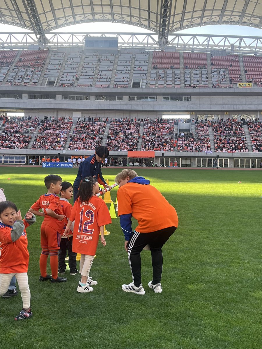 miki_ttyy's tweet photo. 公式さんがうちの子と力さんの良い写真をアップしてくれてるぅうう🤣🧡
長倉選手には昨日の試合もかっこよかったよ☺️と伝えてくれたようです🧡
力さんとのハイタッチは力加減強すぎて
「いてててて〜！」と言われてました、、
ごめんなさい、、🤣

#albirex
#サンクスフェスタ
#アルビレックス新潟 https://t.co/jLKTwXXzzf