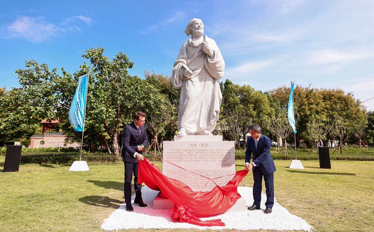 SerenissimaVe's tweet photo. Le celebrazioni ufficiali per i 700 anni della morte di Marco Polo per un giorno si sono spostate in Cina!

📍Il 30 ottobre, a Quanzhou, si è svolta la cerimonia di svelamento di una statua in granito bianco dedicata al grande viaggiatore veneziano, realizzata dallo scultore Wu Deqian. 

Situata vicino al punto da cui Marco Polo si presume sia partito per tornare a Venezia, la statua è alta 4,25 metri e rappresenta un simbolo della connessione storica tra Oriente e Occidente.

Scopri di più👇
https://t.co/2jfXJHskBk

#MarcoPolo700🌍
#VeneziaSerenissima❤️🦁
