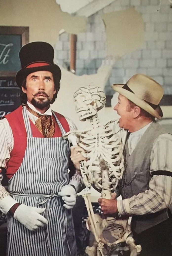 joemccjoe's tweet image. “I have a reasonable good ear in music. Let’s have the tongs and the bones!” ~ A Midsummer Night's Dream (A4,S1). #ShakespeareSunday #JimDale #RedButtons