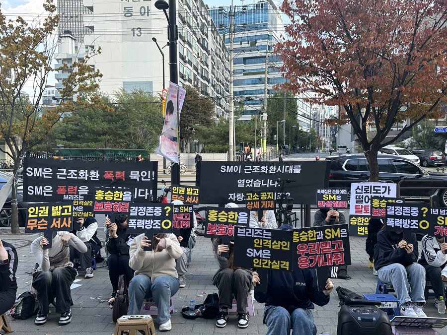 riizevoting's tweet photo. You did well guys~ 🧡

Let's continue our protest online too!

SM, ABANDONING ARTISTS ISN'T ENTERTAINMENT 
#WeDemand7RII7E
#SMSupportsBullying
#화환등비인도적행동에대해엄격대응해라 https://t.co/eAoL5QdQdz