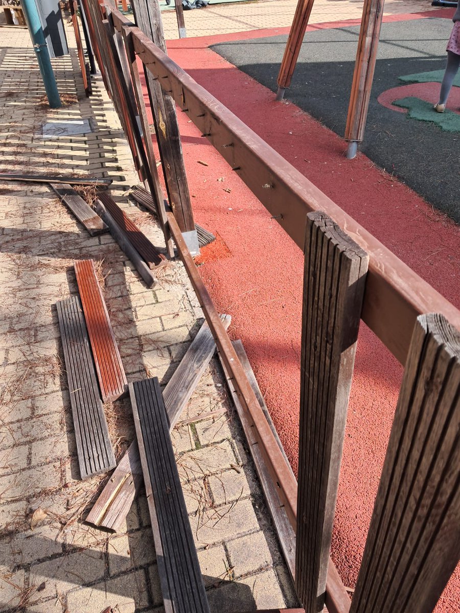 rgflorez's tweet photo. @ayto_pozuelo @PSOEPozuelo @PalomaTejero_ así está el parque infantil de la calle Manzano, con clavos a la vista.
Ya dimos un aviso por el portal del ciudadano y la cosa va a peor. https://t.co/oi9us4KHQg