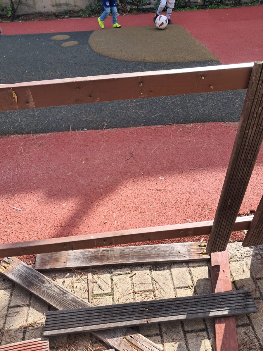 rgflorez's tweet photo. @ayto_pozuelo @PSOEPozuelo @PalomaTejero_ así está el parque infantil de la calle Manzano, con clavos a la vista.
Ya dimos un aviso por el portal del ciudadano y la cosa va a peor. https://t.co/oi9us4KHQg