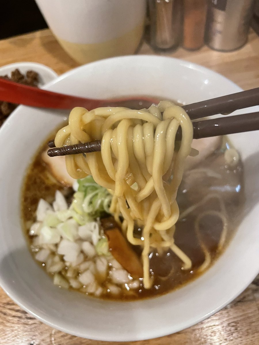 らーめん心繋🍜
 ラーメンWalker限定
【竹岡式ラーメン】
　＋そぼろ飯

あっさりなベースのスープに味しっかりな豚バラが食べ応えアリ☀️

中太な麺も旨し！😁

タマネギのシャキシャキ食感が良き！🧅満たされた😎
#ラーメン
#竹岡式ラーメン
#らーめん心繋