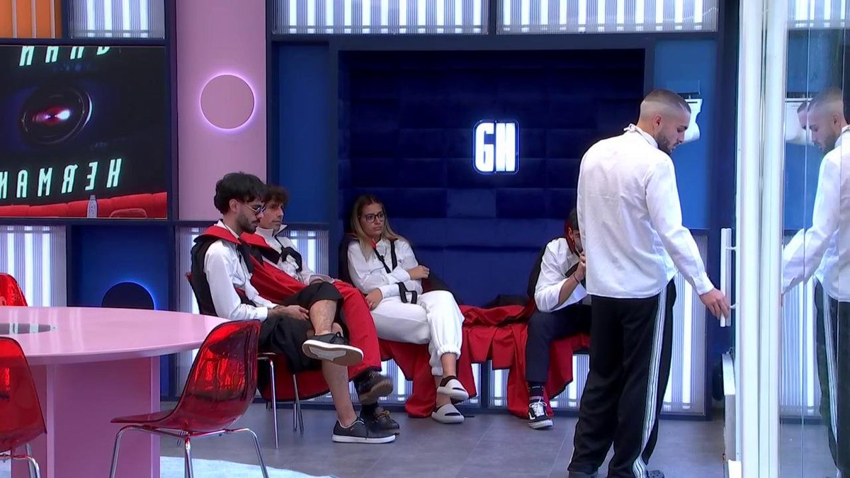 ghoficial's tweet photo. ¿De qué TEAM os gustaría formar parte? 
🔁 Vampiros
❤️ Humanos

#GH3N 

🔴 Mitele PLUS: https://t.co/3z3FRxMZuX
🔴 Mitele: https://t.co/ZDzJ2ogLff https://t.co/mUKjurMSgJ