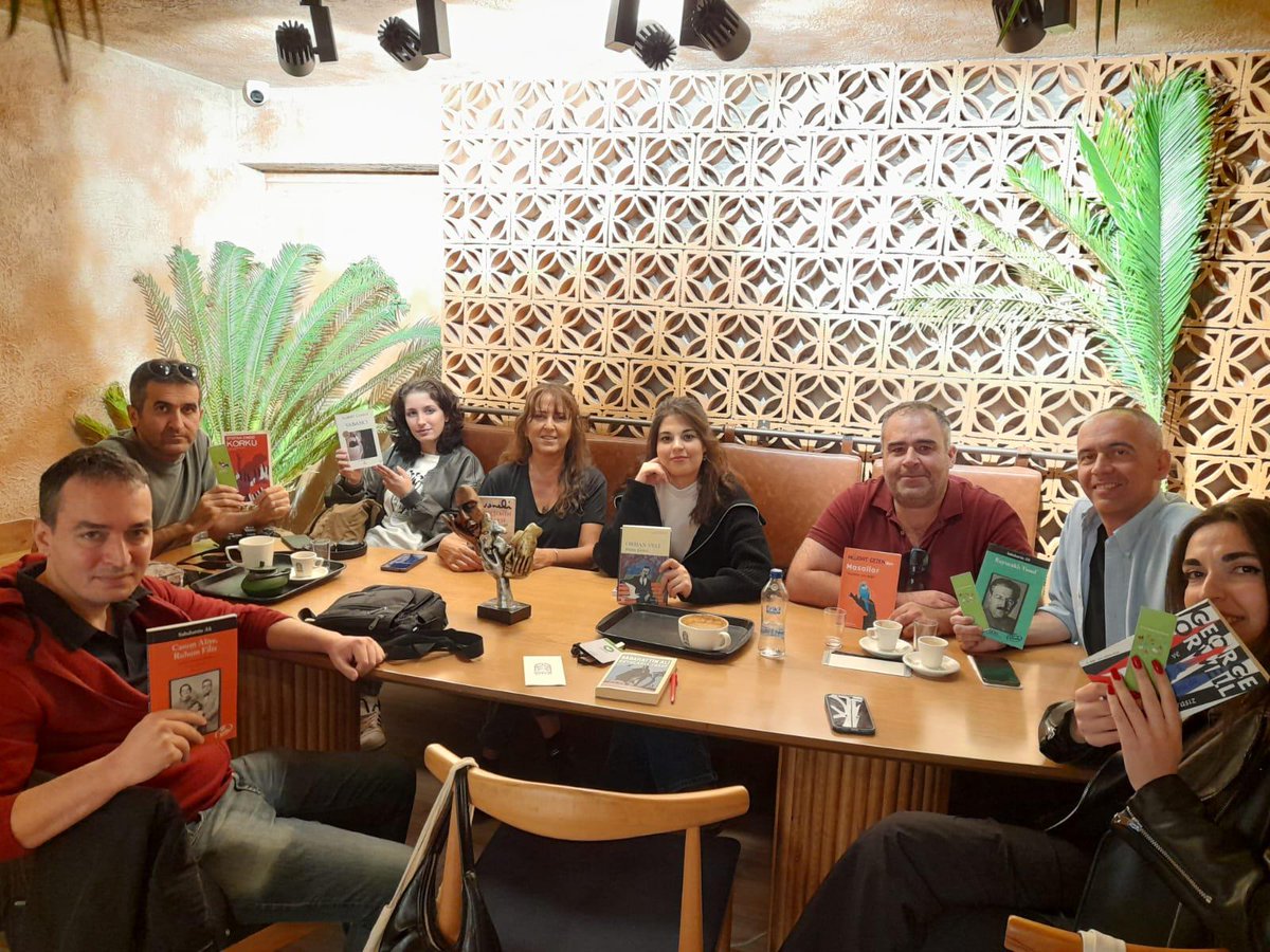 Ahbap İzmir gönüllülerimiz, "İzmir Okuyor, Paylaşıyor!" etkinliğinin 7.toplantısı ile bir araya geldiler. 💚