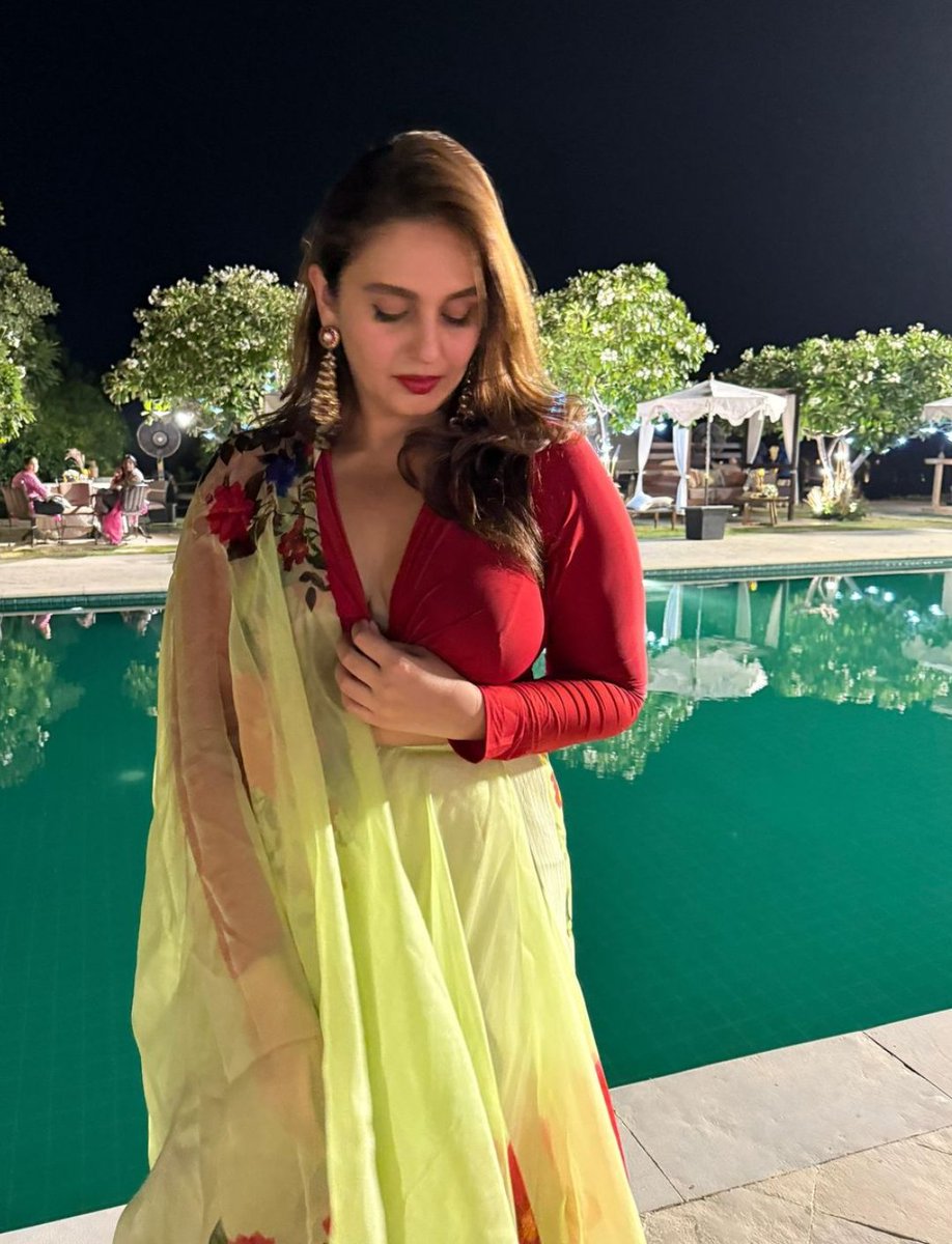 filmfare's tweet image. #HumaQureshi pays tribute to the late fashion designer #RohitBal. 🙏

#Celebs